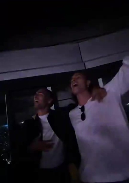 梅里诺、卡拉菲奥里一起看酷玩演唱会，合唱《Viva La Vida》