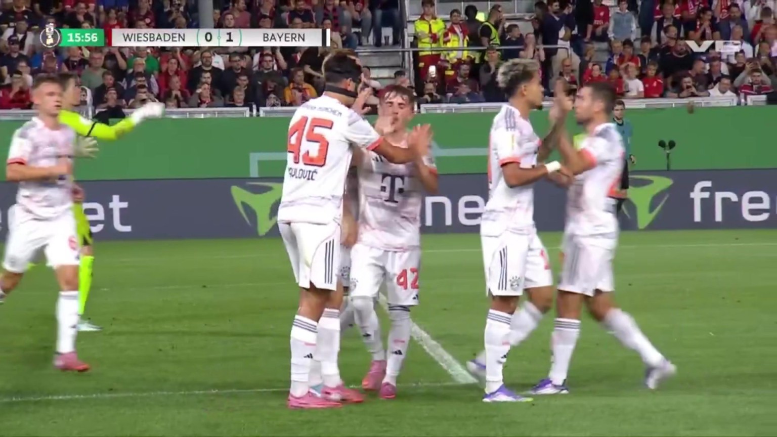 拜仁1-0领先韦恩！博伊禁区被拉倒造点，凯恩主罚稳稳打进！