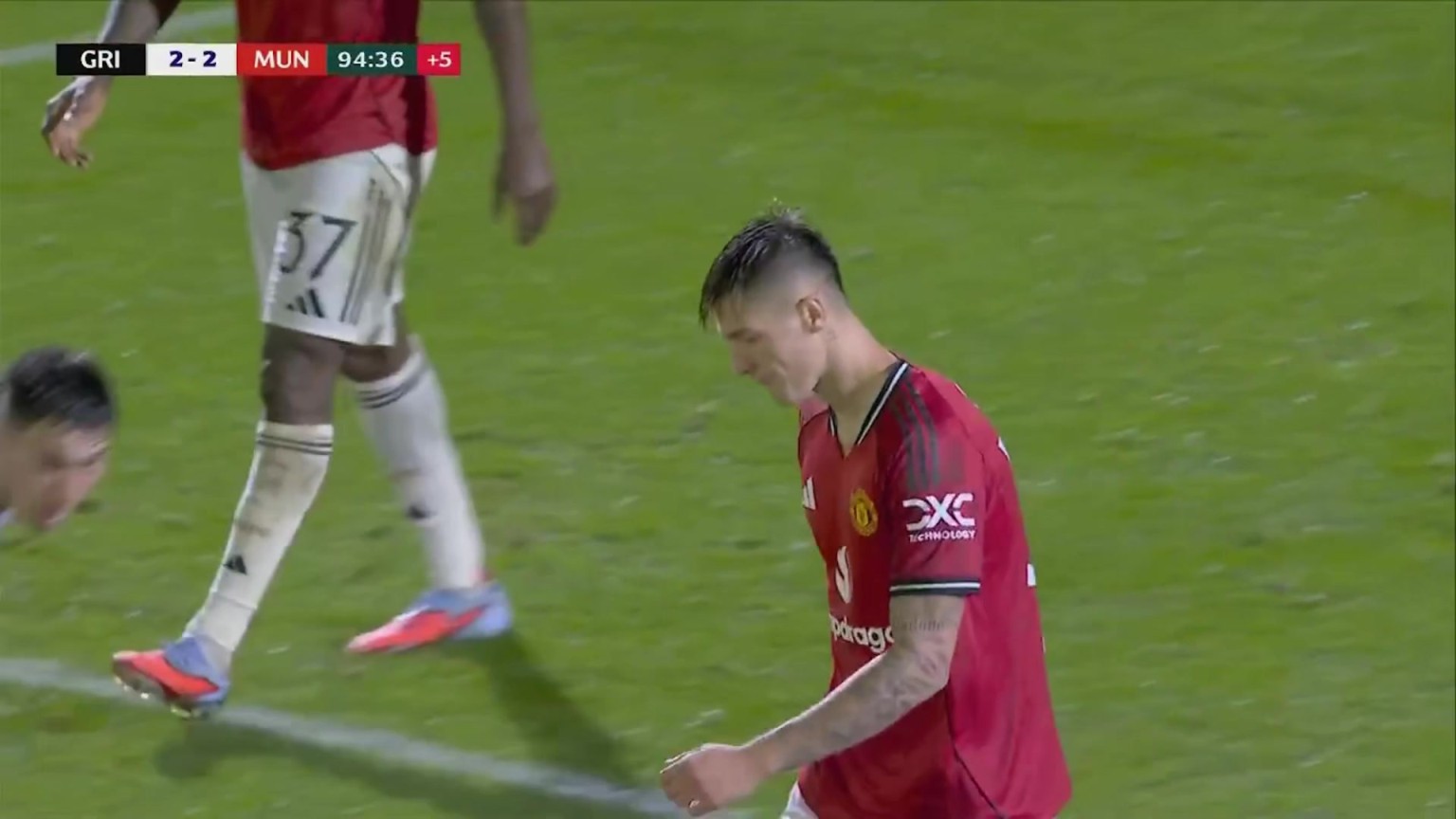 曼联错失绝杀姆伯莫传中，舍什科射门被封堵再补射高出球门