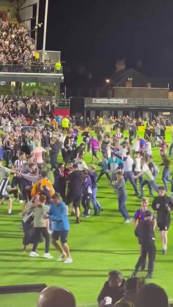 安保拦不住！罚丢点球的姆伯莫离场时，格林斯比球迷贴脸嘲讽