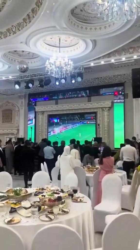 哈萨克斯坦的一场婚礼暂停，大家庆祝阿拉木图闯进欧冠正赛