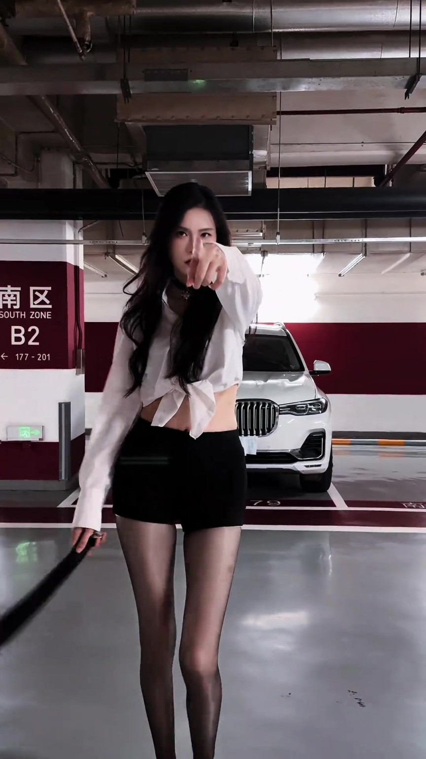 这架势谁敢不服！前女篮国手许诺身穿黑丝手拿皮鞭：不服就约场球