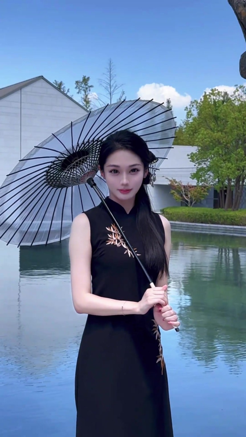 打把伞可太有意境了！美女主播婧雯的中式旗袍变装 东方美学啊~