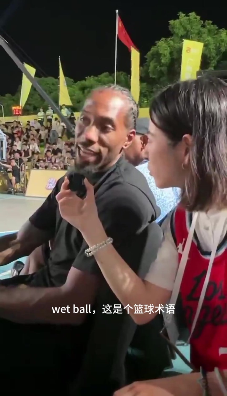 短发高颜！小卡解释自己进球口头禅，女记者听的津津有味