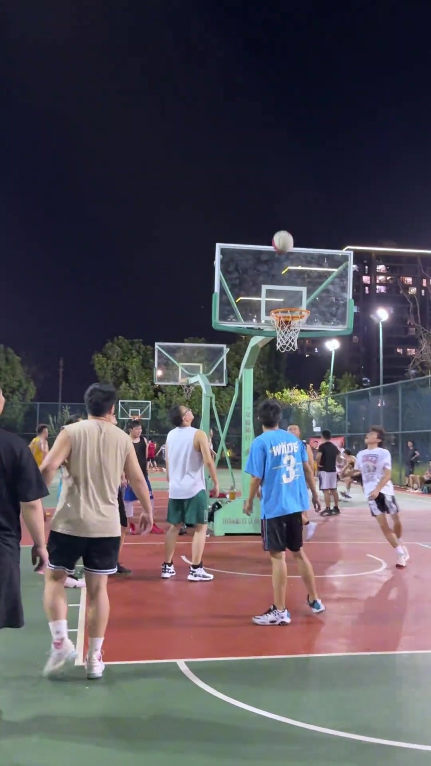 好家伙，野球场肘姐突破是真上肘啊，那确实不敢防