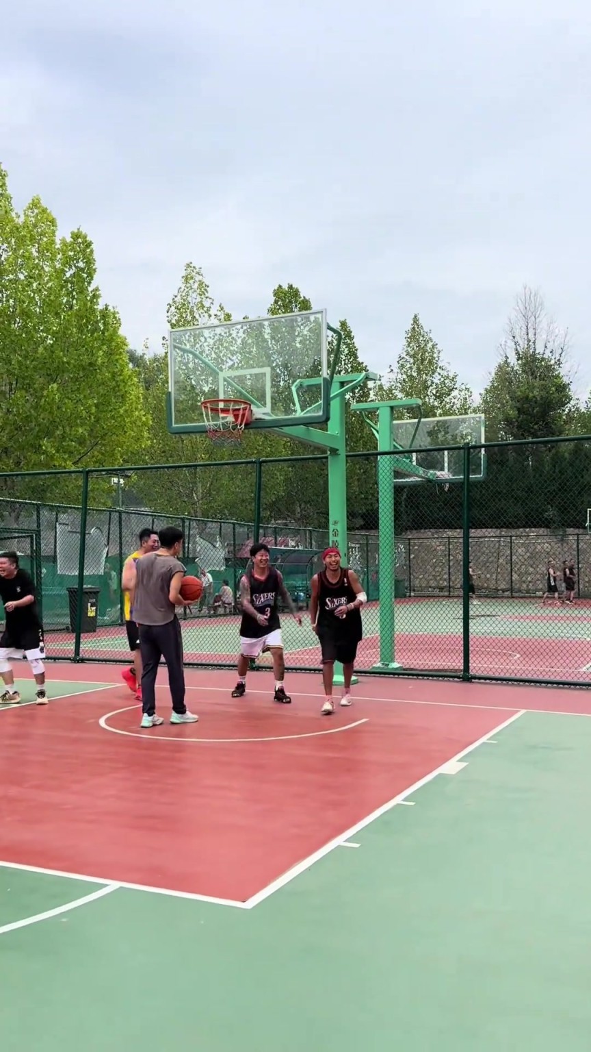 国产艾弗森连续2次右侧上篮 结果被堵右路依旧骚气变向右路得分