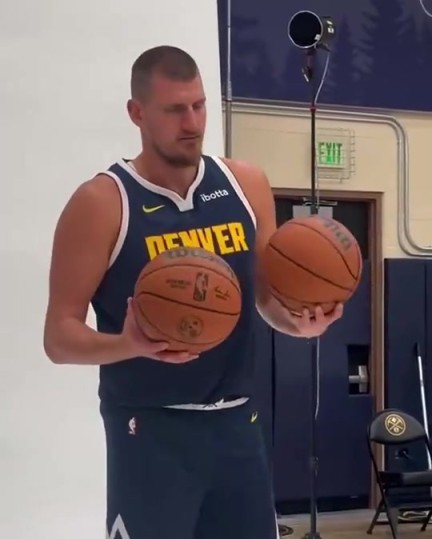 约基奇被要求单手抓球！尝试几次未果：我做不来呀！