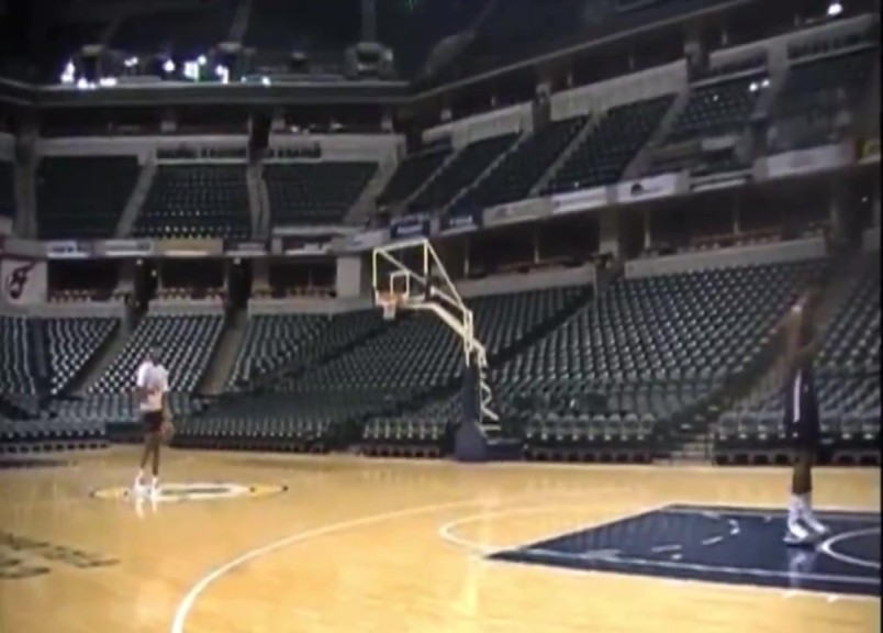 曾经天赋拉满！年轻乔治跨过216的希伯特完成扣篮