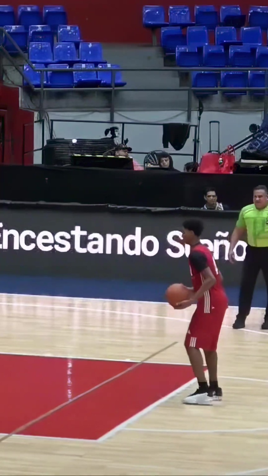 《离地一个人的暴扣》