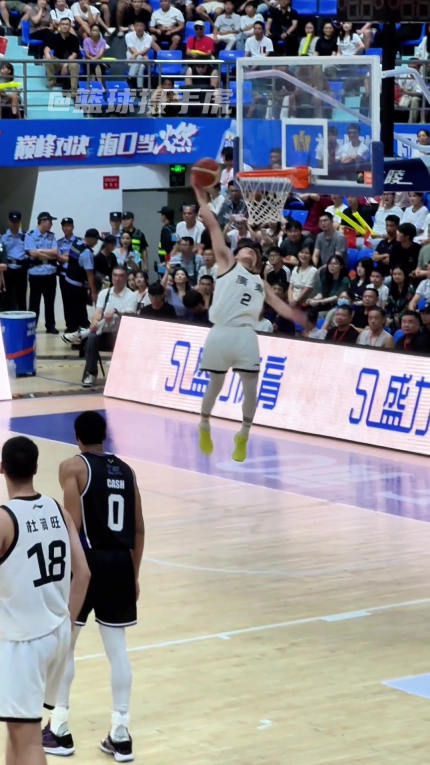 有点猛哦！徐杰接近完成空中转体暴扣