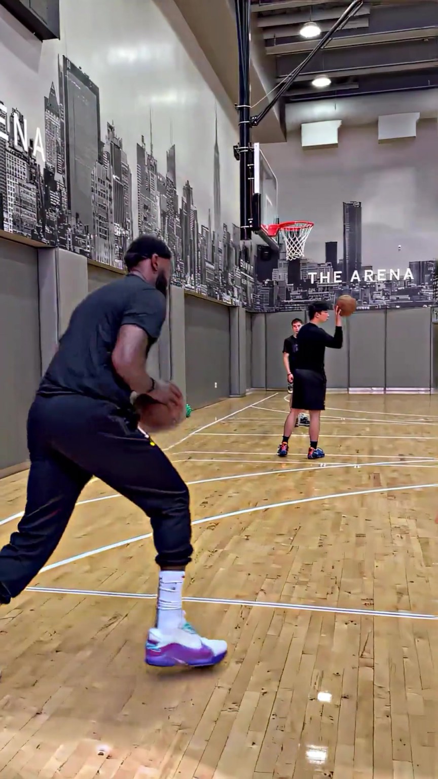 詹姆斯投篮姿势来啦！备战新赛季