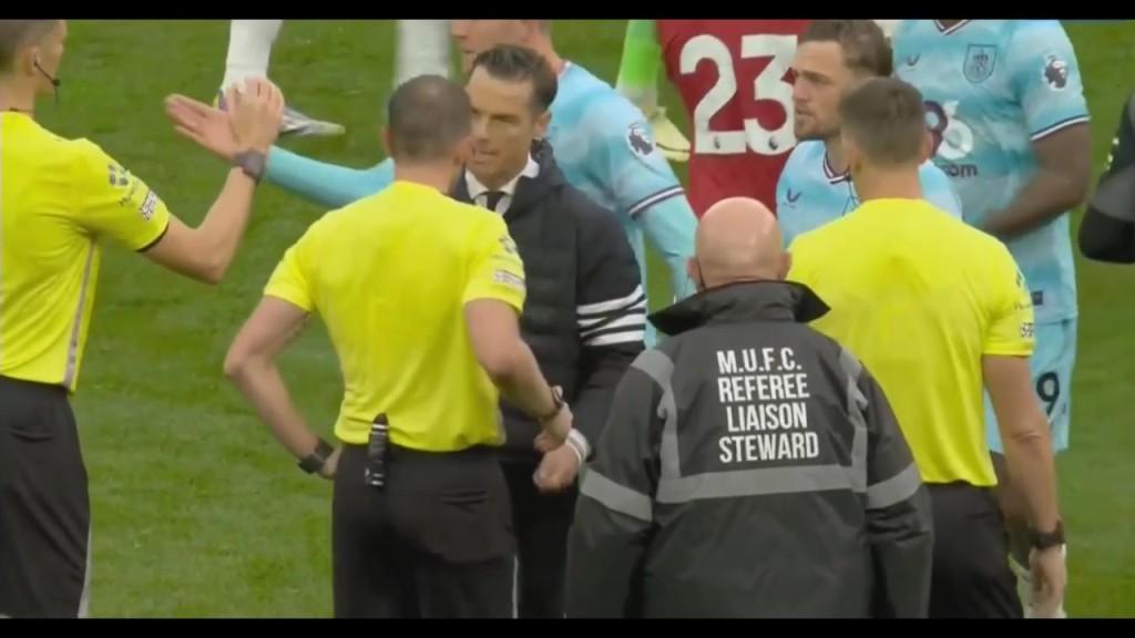 对判罚非常不满！伯恩利主教练赛后找裁判理论！