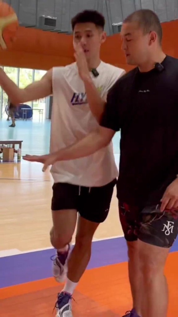 西热力江防守小动作“教学”：没打你手也没动你啊