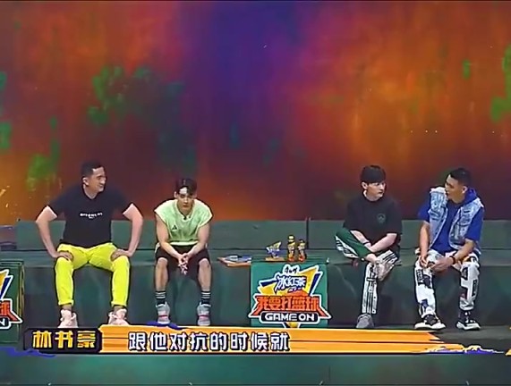 连手掌都有肌肉！林书豪此前谈老詹变态级身体：实在没法比！