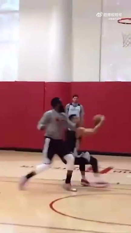 黄种人后卫天花板？林书豪火箭时期与哈登队内单挑，晃飞登哥上篮