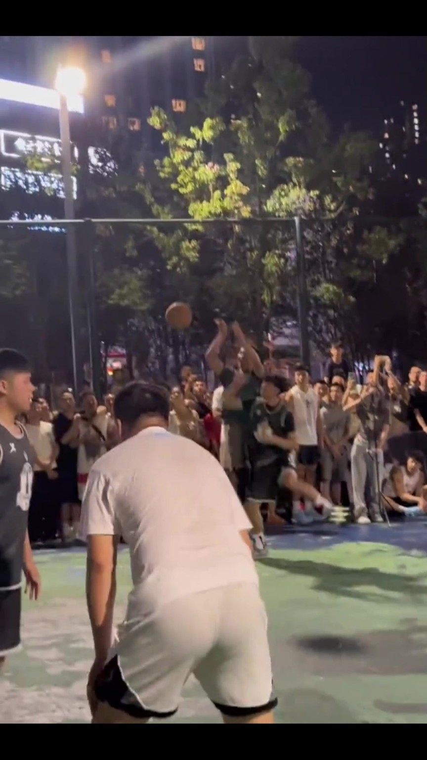 哥们真打啊？林书豪和张镇麟此前突袭野球场 豪哥上来就被大帽！