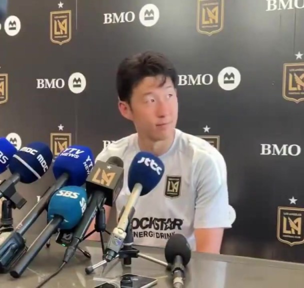 笑嘻了！内心：这什么口音…当孙兴慜听到记者叫他“孙兴慜”！