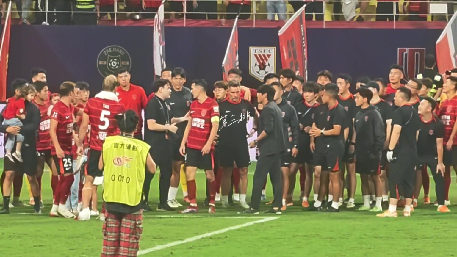 成都蓉城谢场时发生了什么？徐正源似乎很不解