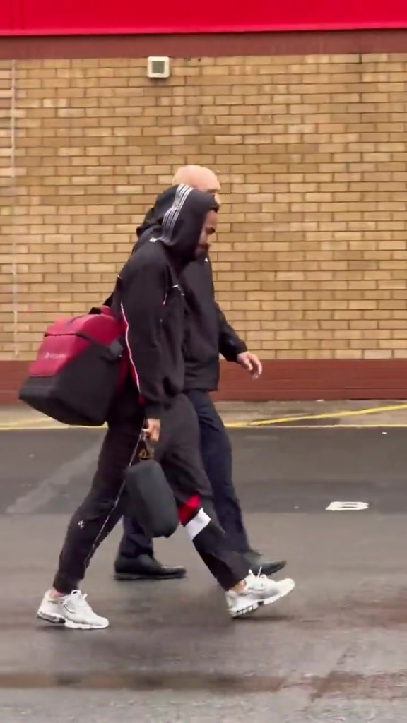 球迷拍到库尼亚离开老特拉福德，看着没什么大碍