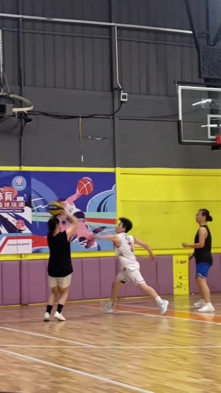 虽然但是，小姐姐这个转身撤步跳投走步了吗？