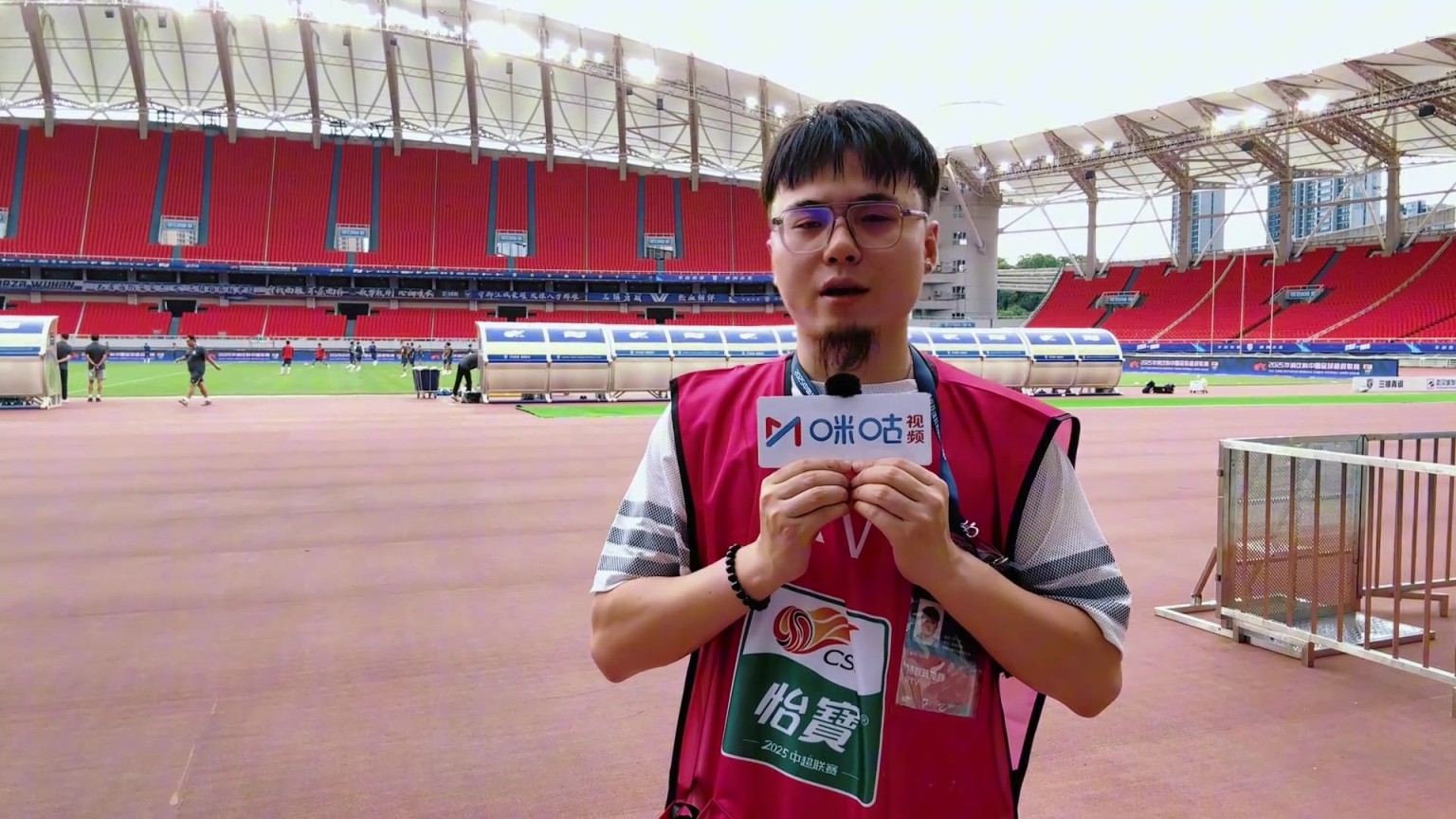 申花赛前消息，路易斯、杨皓宇缺席，吴曦和谢鹏飞单独训练