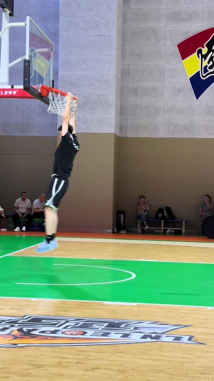 抛开他的母亲，张镇麟的身体动态天赋在中国确实厉害