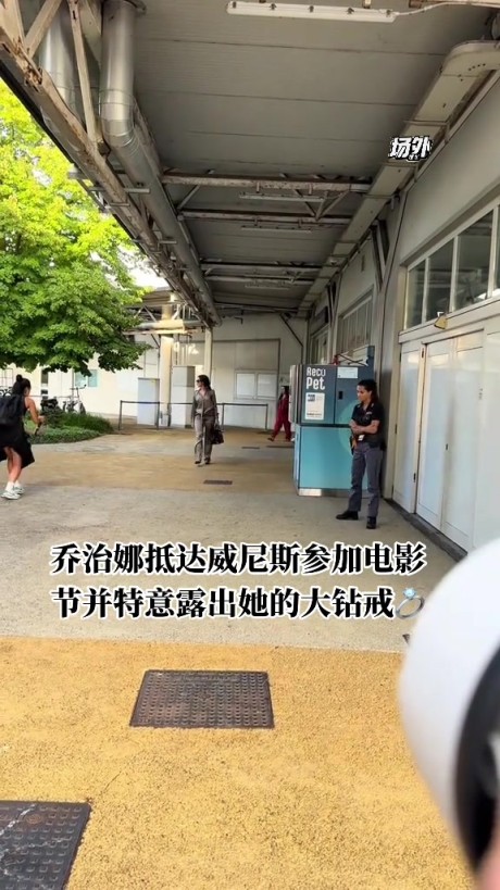 乔治娜刻意露出20克拉大钻戒，这身材真棒应该没少健身