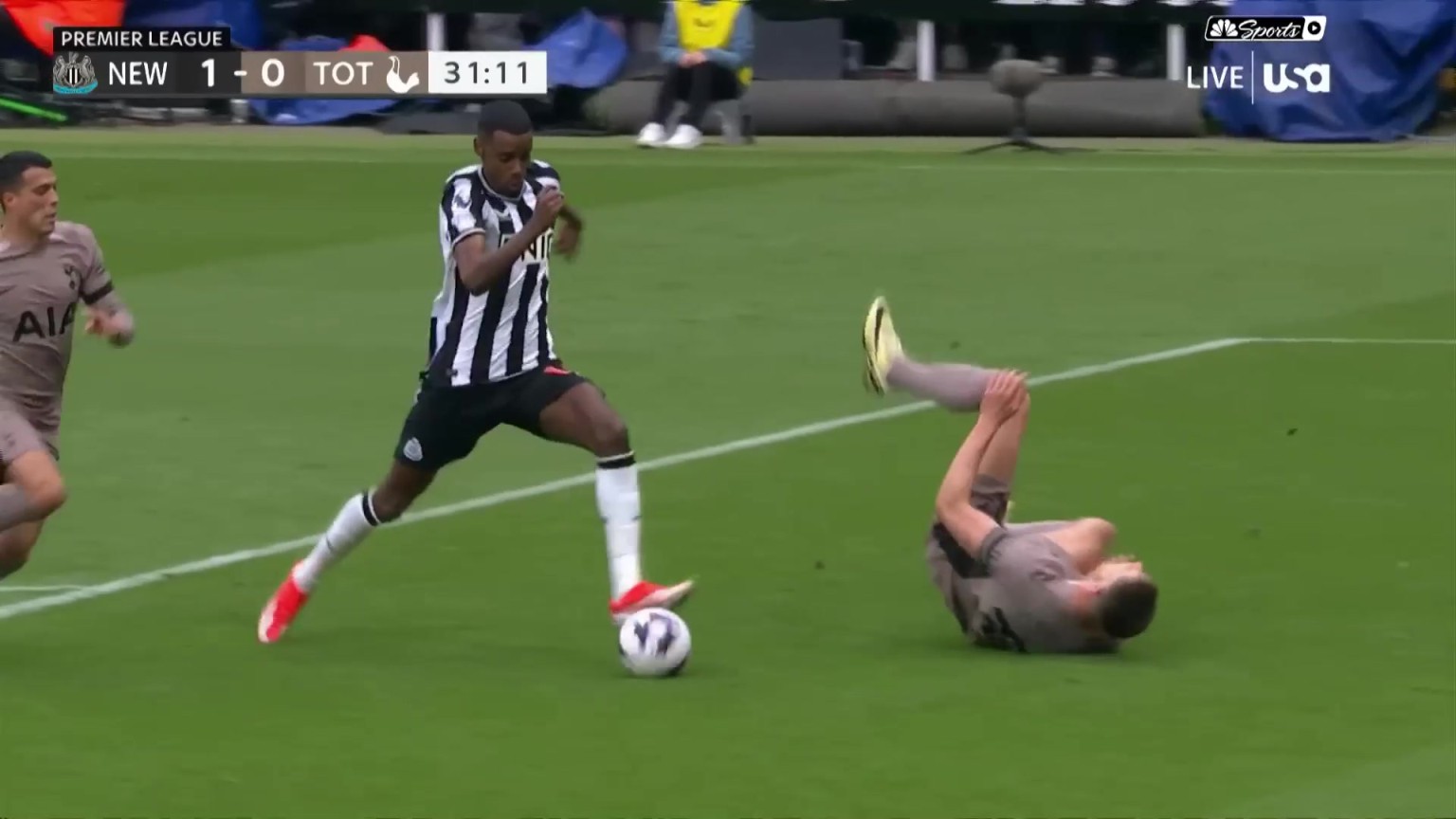 别瞧不起大个！伊萨克晃倒后卫戏耍破门！