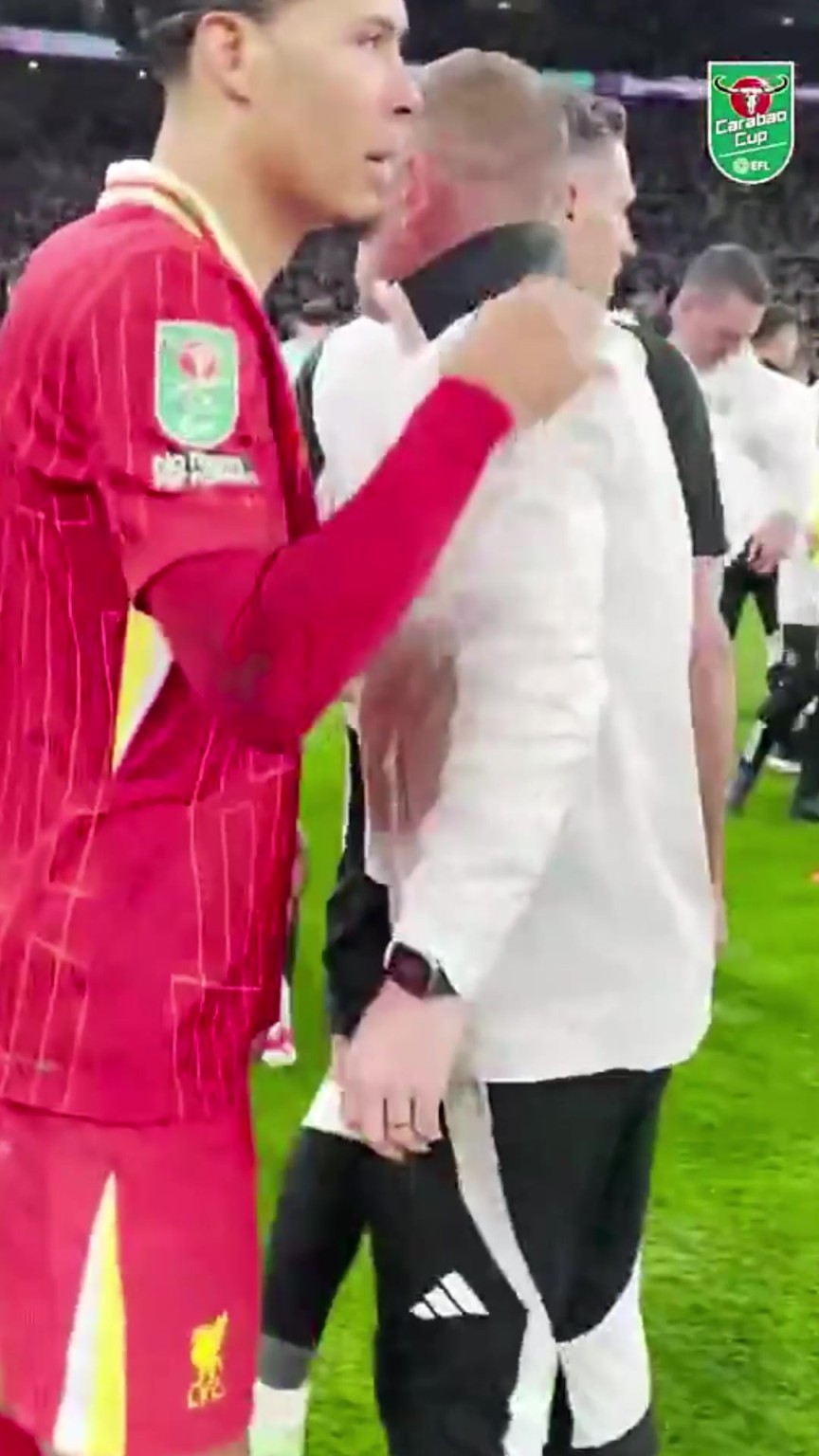 要做队友啦！范迪克看伊萨克的眼神仿佛打量瑞典大中锋的实力~