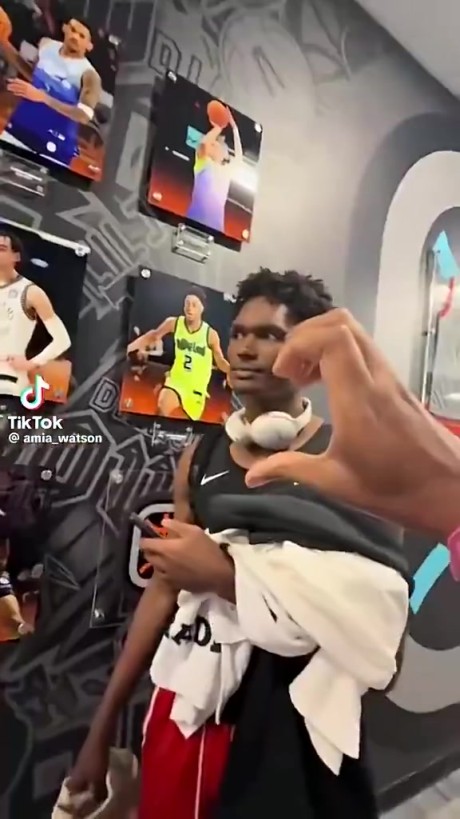 阿门无视美女的比心互动申请，还使出假动作虚晃冲进训练场