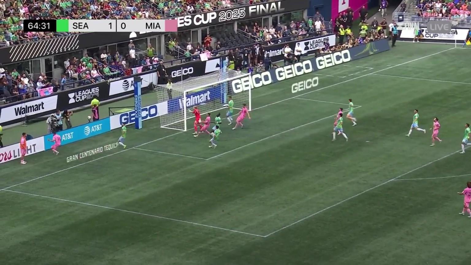 全员上头！阿尔巴边路强行传中，一脚踢飞后怒踢场边广告牌