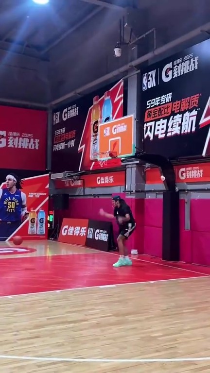 这篮筐质量不行啊！戈登双手暴力砸扣，篮筐直接变型下垂