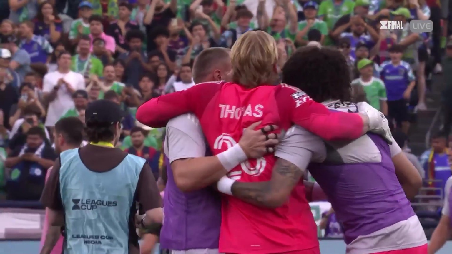 联盟杯爆发大规模冲突！苏亚雷斯加入互殴，梅西中圈观望