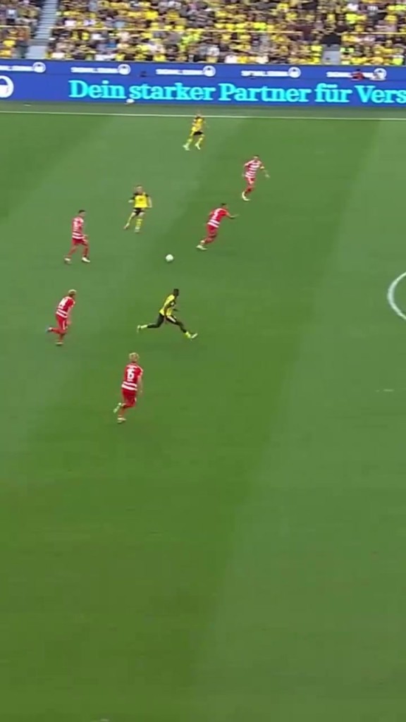 出色的首秀！安塞尔米诺后场发动长传，多特默契配合吉拉西破门！