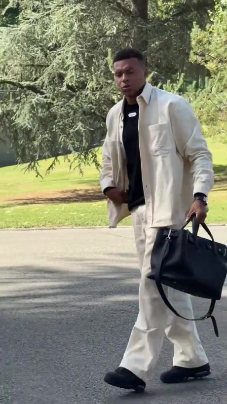 气质这一块！姆巴佩抵达克莱枫丹备战世预赛，总监范儿拉满