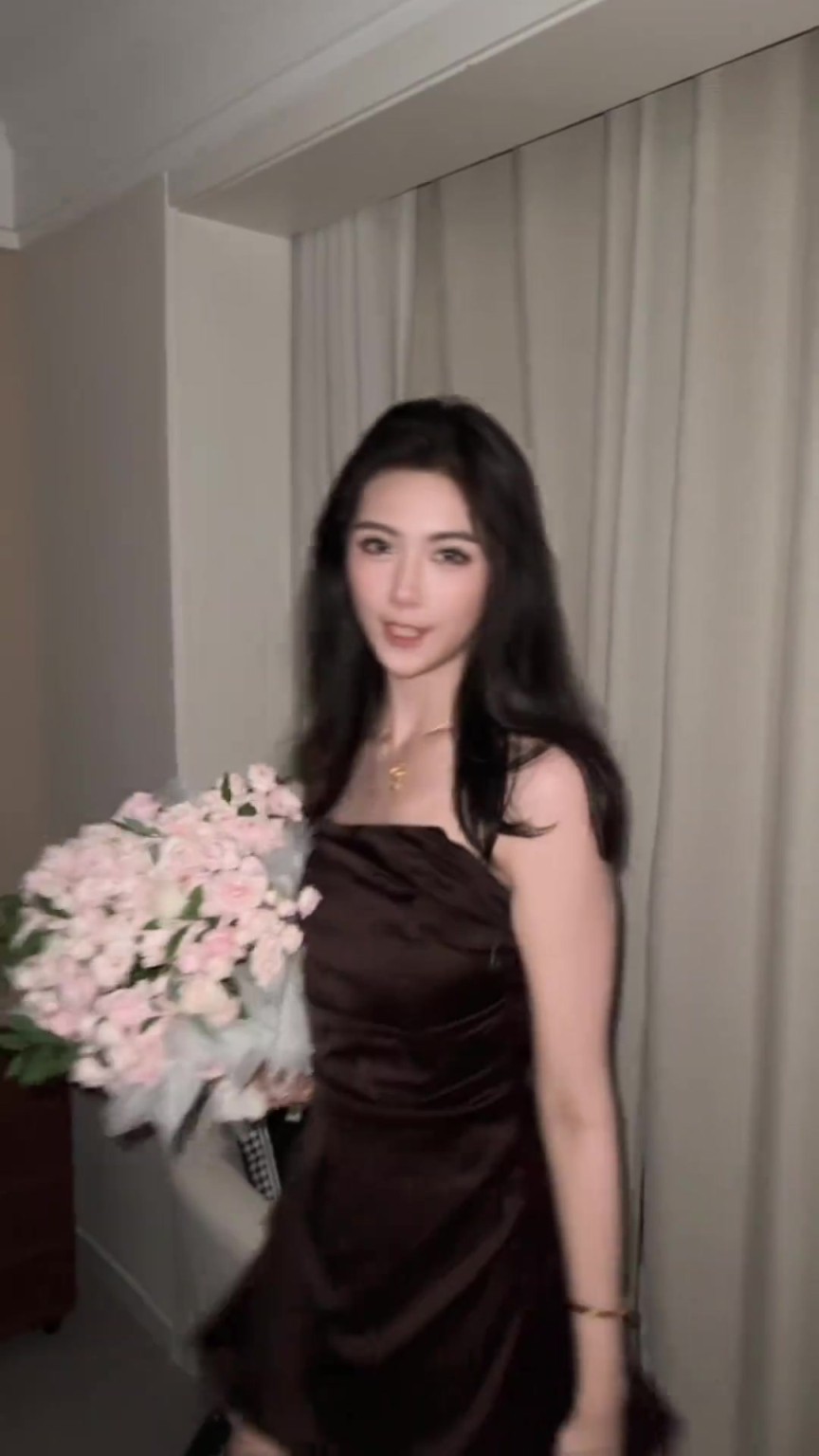 林葳送的吗？卓识手捧一捧花身穿棕褐色裙子的转场：美美出现一下