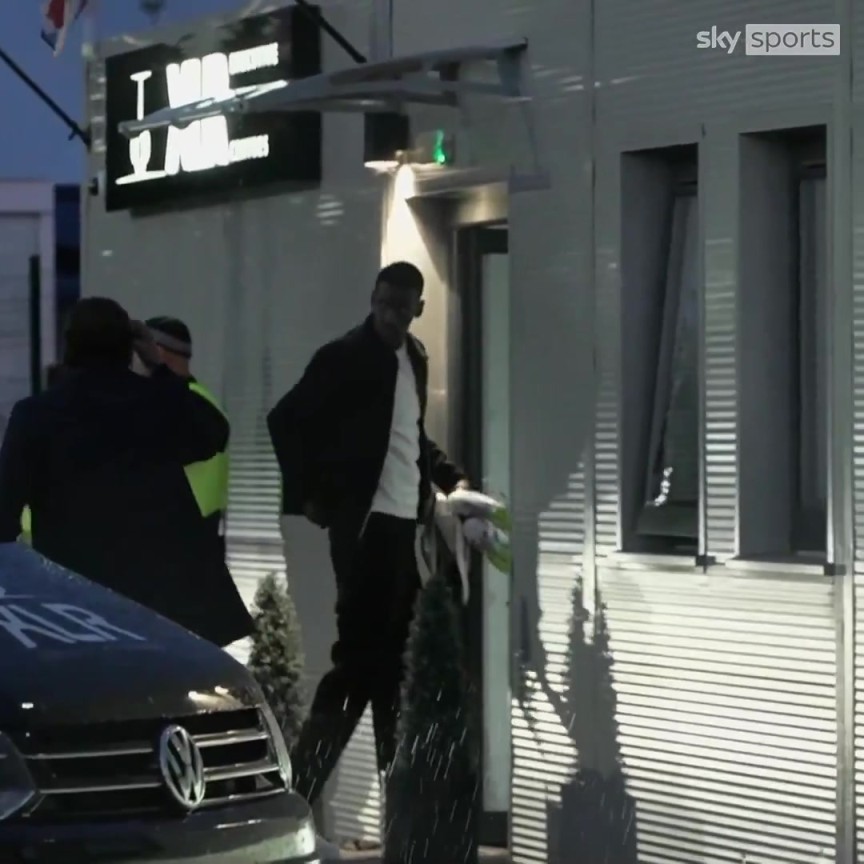 天空体育：伊萨克已抵达机场，他将乘飞机与瑞典队会合