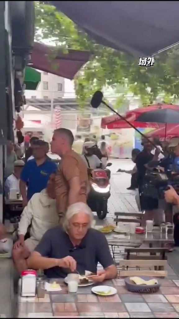 卡拉格内维尔基恩三活宝在土耳其街头吃肉夹馍，还自己动手削肉！