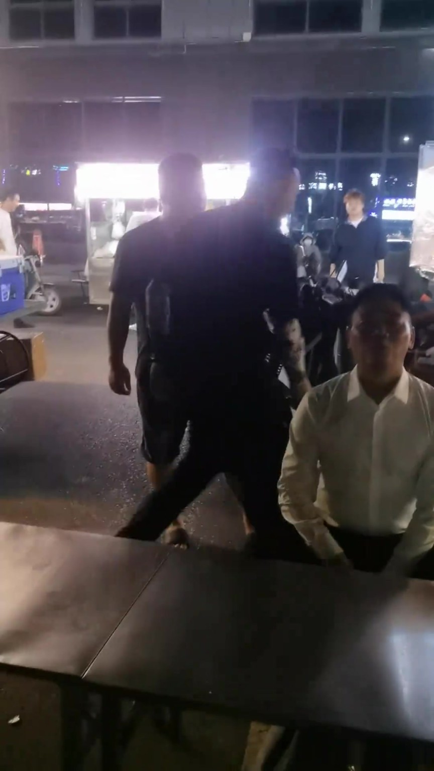 难怪能赞助苏超！刘强东在路边摊吃大排档和路人打招呼，真接地气