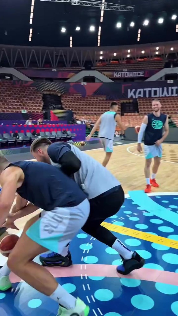 你小子反应还挺快！东契奇与队友玩一对一抢球游戏