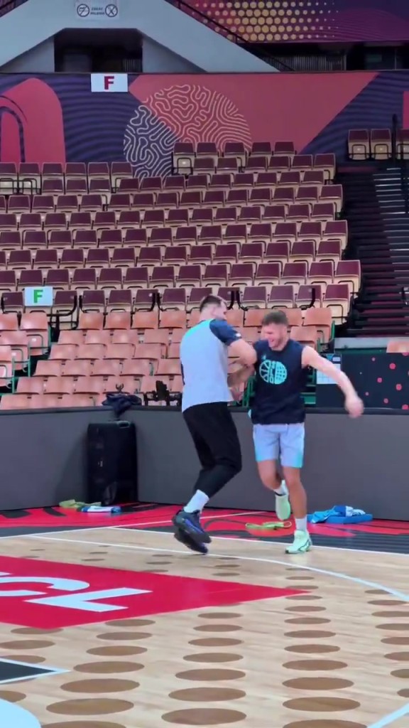 东契奇只是与队友做啥游戏呢？怎么感觉gay里gay气的！