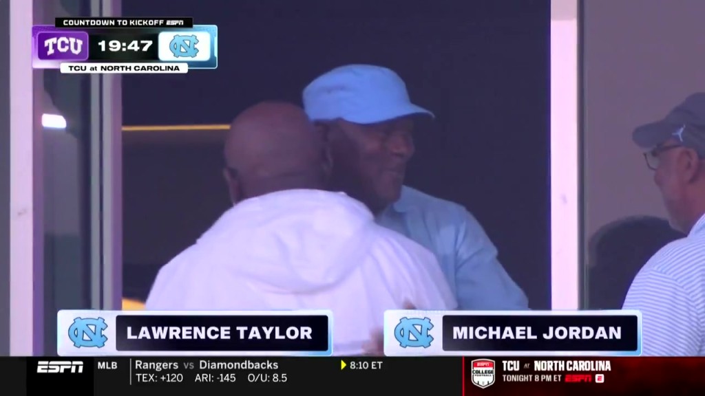 GOAT来了！迈克尔-乔丹现场观战母校北卡大学橄榄球赛