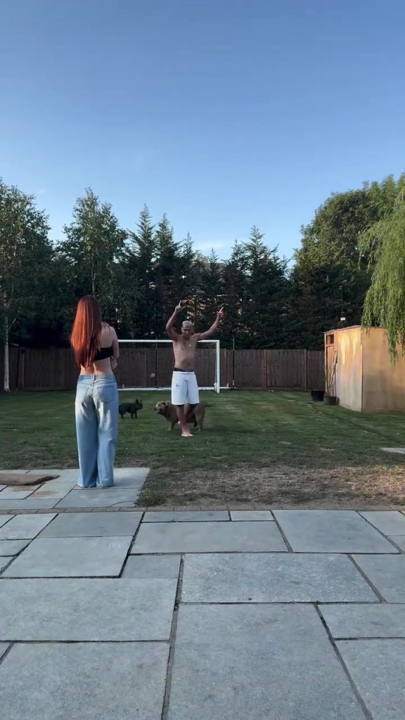 人生赢家啊！回到家的理查利森就是老婆孩子狗和足球！