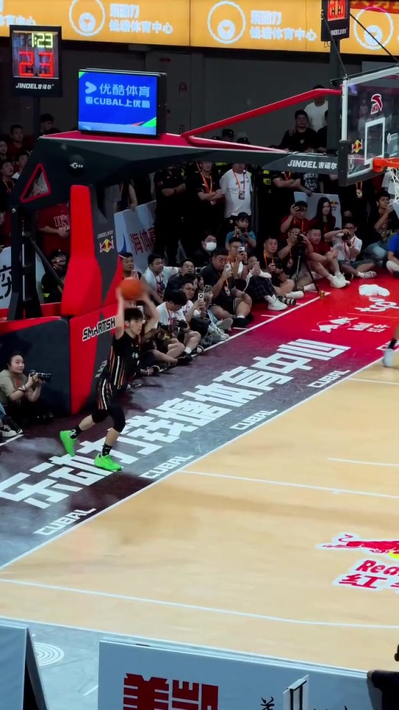 还能这样啊！华大这个底线球发球战术给清华都整懵了