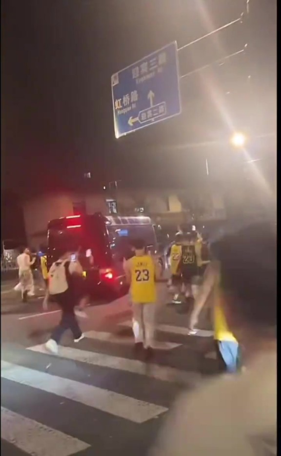 球迷晒LBJ中国行狂粉：这么多23号（6号）到底哪个是勒布朗