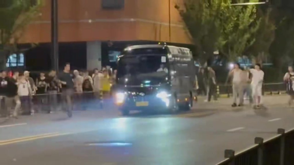 不要命了吧？詹姆斯球迷为了拍到老詹，甚至不顾交通管制，从大巴前跑过