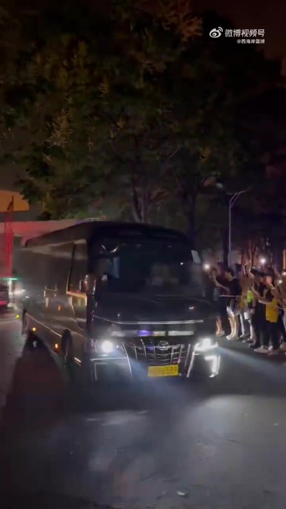 要注意安全啊！中国球迷为了围堵詹姆斯，未免过于疯狂了！