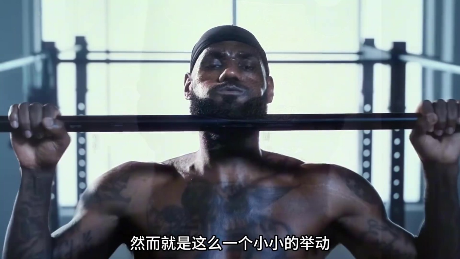 詹姆斯亲手给自己戴上皇冠！耐克的这则广告引发球迷争议！