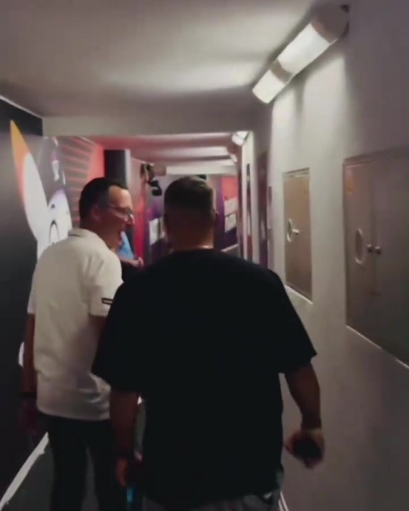 他俩在足篮各自地位谁更高？东契奇欧锦赛赛后合影波多尔斯基！