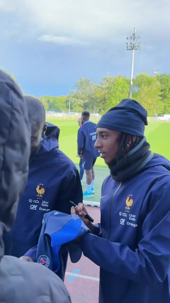 宠粉！奥利塞和乌帕梅卡诺的法国队签名时间！